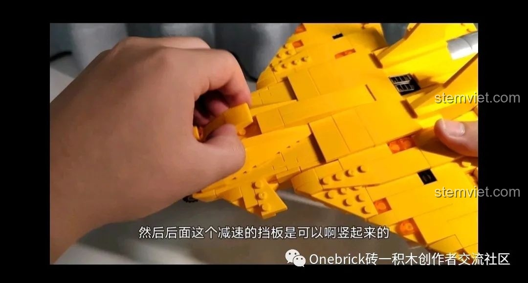 Tính năng cánh gió giảm tốc có thể mở ra đóng vào trên mô hình Máy bay chiến đấu J-15 CAYI 2266.