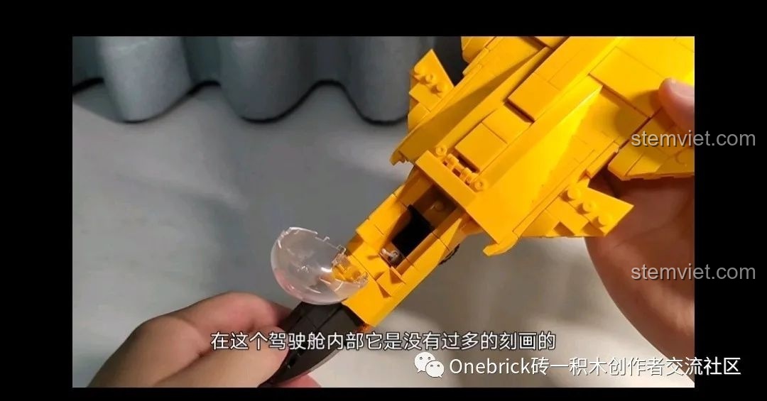 Chi tiết cánh phụ của mô hình Máy bay chiến đấu J-15 CAYI 2266 dễ bị rơi ra.