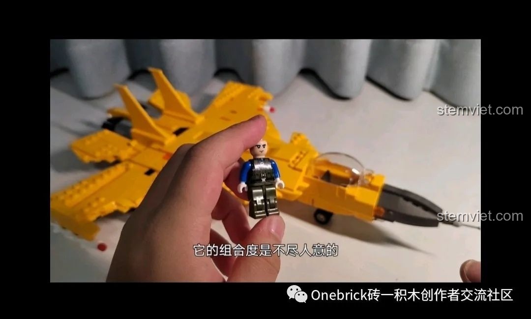 Chất lượng mảnh ghép của bộ đồ chơi lắp ráp Máy bay chiến đấu J-15 CAYI 2266 rất tốt, lắp ráp mượt mà.