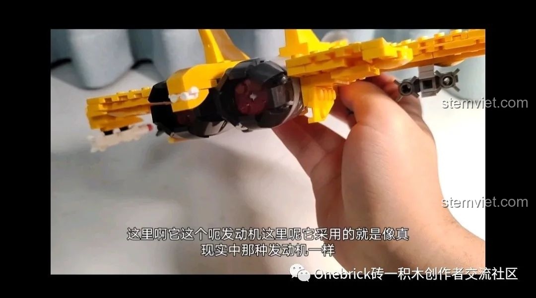 Cận cảnh chi tiết động cơ được thiết kế đẹp mắt của mô hình Máy bay chiến đấu J-15 CAYI 2266, rất chân thực.