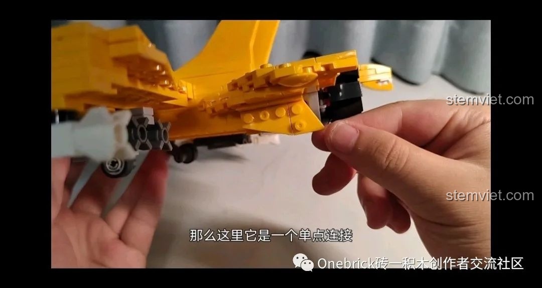 Chi tiết đuôi máy bay chiến đấu J-15 CAYI 2266 có phần hơi lỏng lẻo khi lắp ráp.