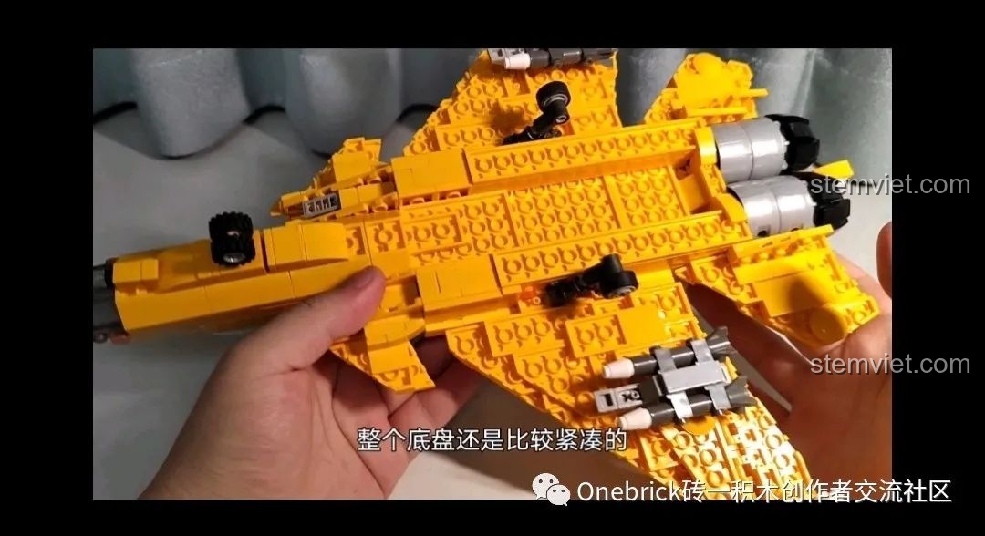 Phần gầm máy bay chiến đấu J-15 CAYI 2266 được thiết kế chặt chẽ, không có chi tiết thừa.