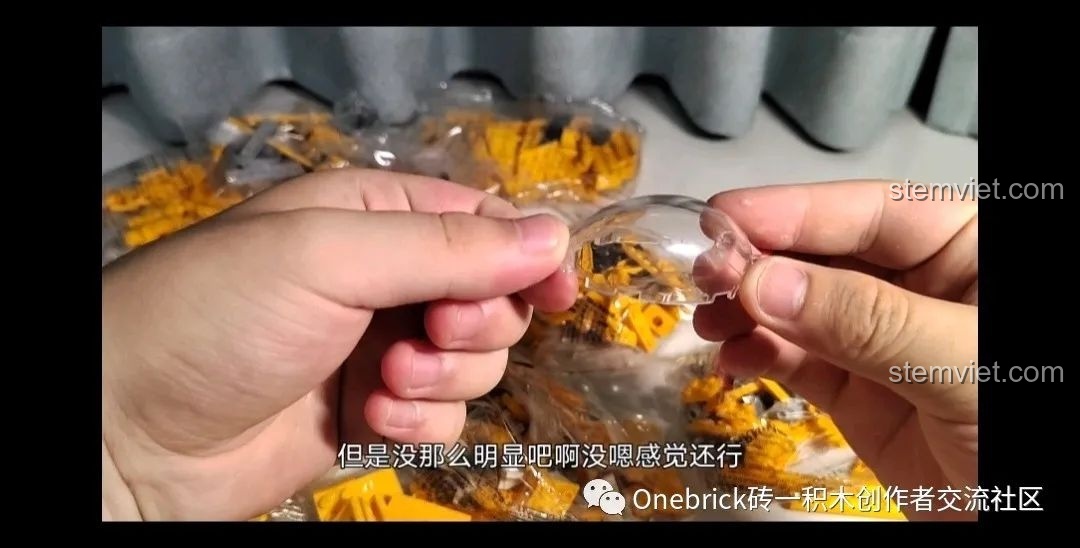 Chi tiết mảnh ghép kính buồng lái trong bộ đồ chơi lắp ráp Máy bay chiến đấu J-15 CAYI 2266 có vết xước nhỏ.