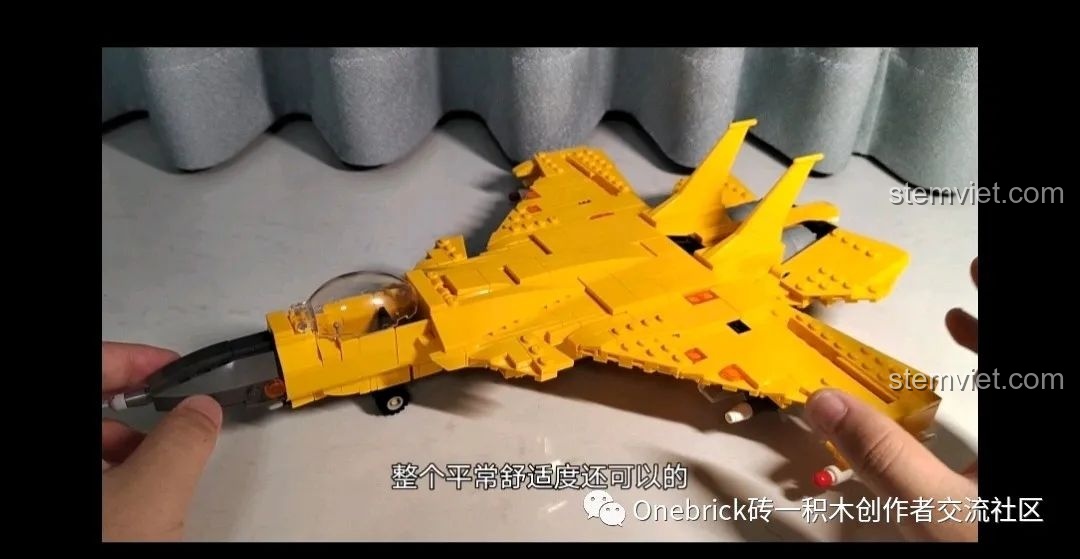 Mô hình Máy bay chiến đấu J-15 Hàng không mẫu hạm CAYI 2266 hoàn chỉnh, sẵn sàng trưng bày.