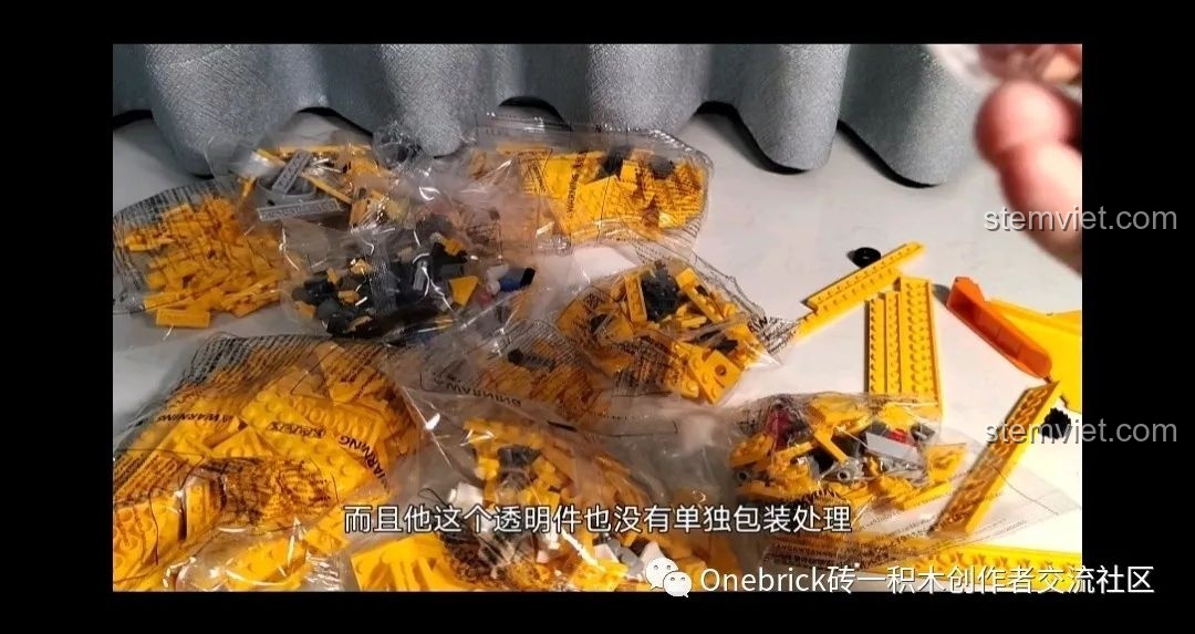 Các túi mảnh ghép được phân loại trong bộ đồ chơi lắp ráp Máy bay chiến đấu J-15 CAYI 2266, sẵn sàng cho quá trình lắp ráp.