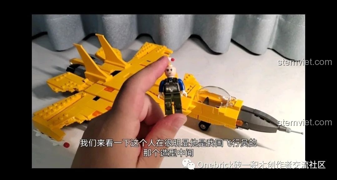 Cận cảnh mô hình phi công đi kèm bộ đồ chơi lắp ráp Máy bay chiến đấu J-15 CAYI 2266, thiết kế đẹp mắt.