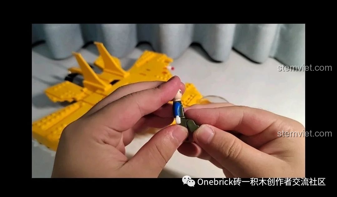 Khớp nối của mô hình phi công đi kèm bộ đồ chơi lắp ráp Máy bay chiến đấu J-15 CAYI 2266 hơi lỏng lẻo.