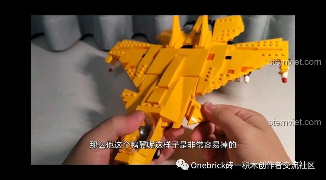 Mô hình phi công Việt Nam đi kèm bộ đồ chơi lắp ráp Máy bay chiến đấu J-15 CAYI 2266, tạo điểm nhấn.