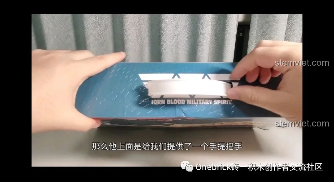 Chi tiết tay cầm tiện lợi trên hộp đồ chơi lắp ráp Máy bay chiến đấu J-15 CAYI 2266, dễ dàng mang đi.