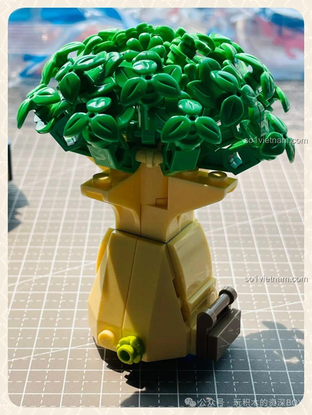 Cây Baobab đã hoàn thành trong bộ lắp ghép Pantasy 86304 Tiểu Hoàng Tử: Khởi Đầu Hành Trình, sẵn sàng đặt lên phần đế.