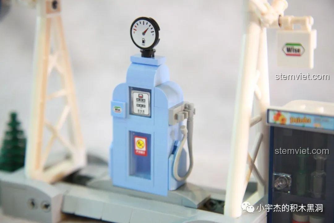 Cận cảnh cây bơm xăng cổ điển với đồng hồ cơ. Cảm nhận SEMBO 701962.