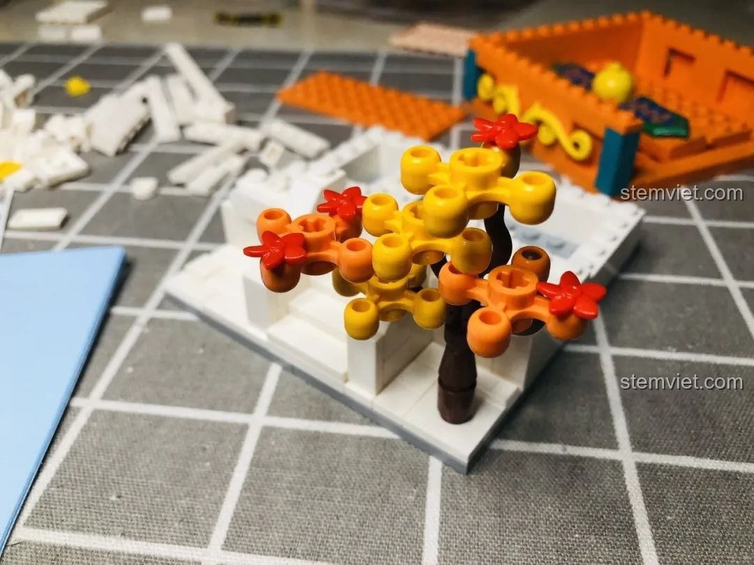 Cây mùa thu được đặt cạnh kiến trúc trắng của Wekki 506004 Cảnh Thu, tạo khung cảnh thơ mộng.