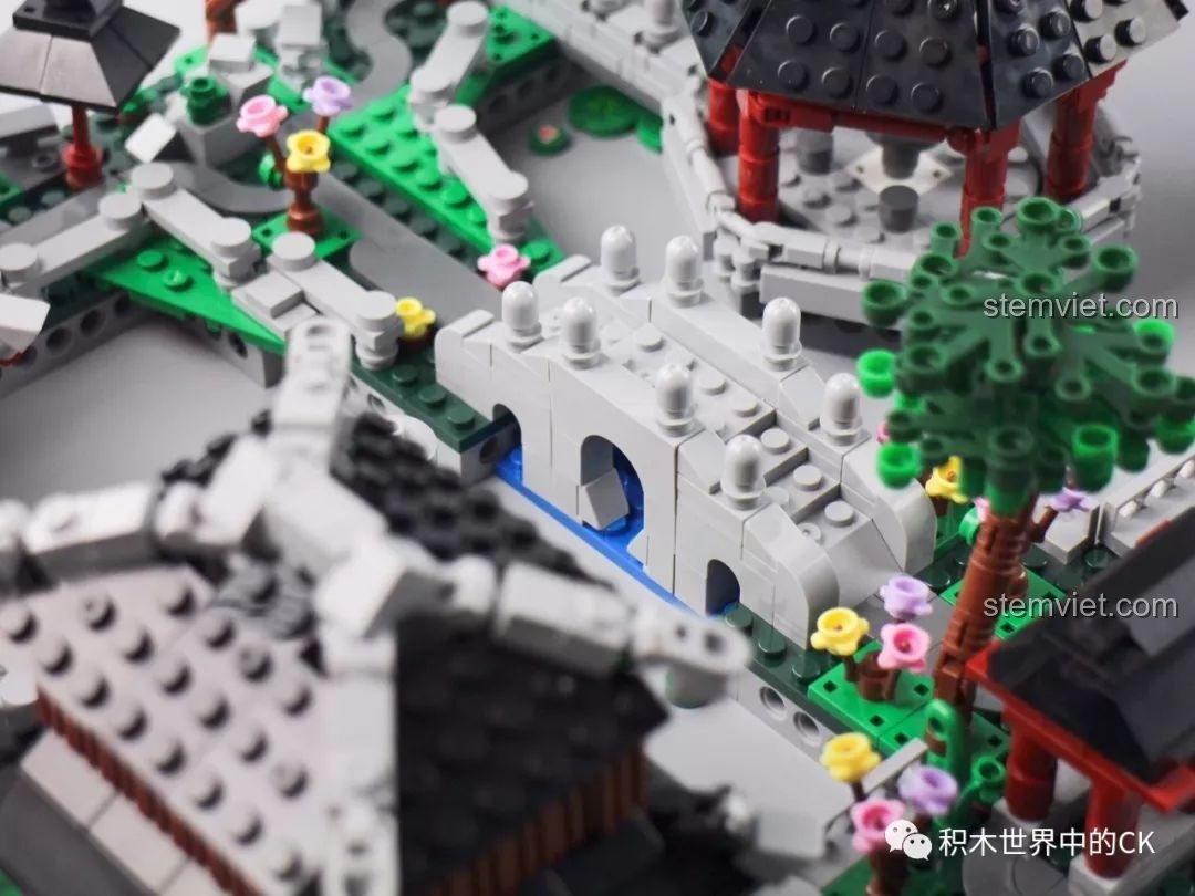 Ảnh chụp cận cảnh cây cầu đá nhìn từ một góc khác, thể hiện sự kết nối trong Vườn Tô Châu.