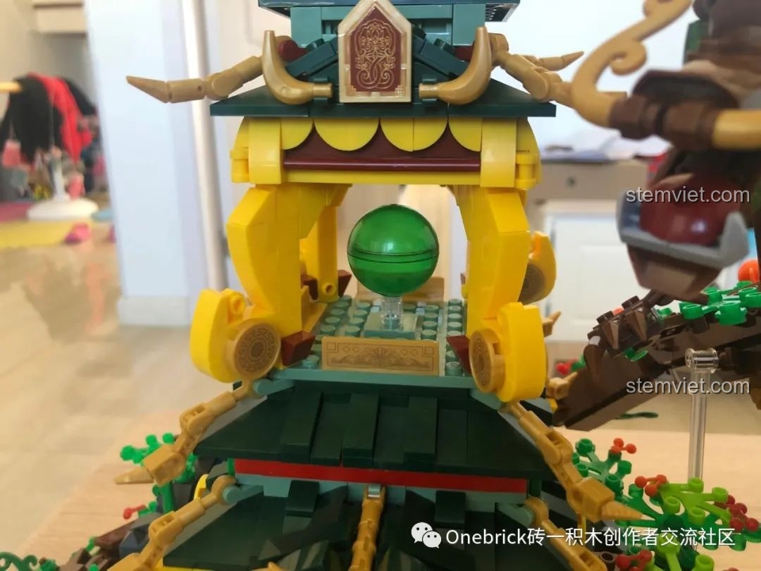 Chi tiết cây cối và tán lá trên mô hình Thanh Long Các Sluban M38B0936, tạo không gian xanh mát.