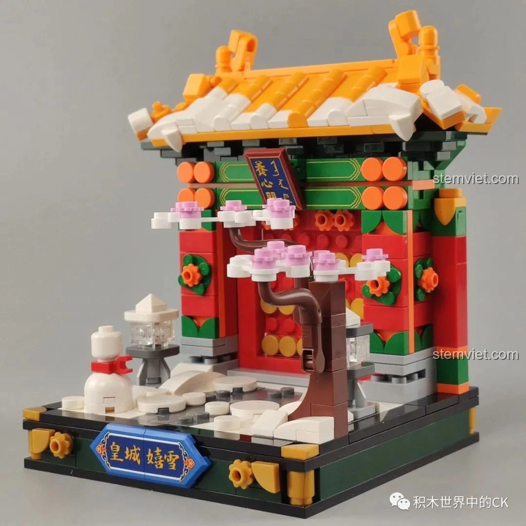 Chi tiết cây đào nở rộ trong tuyết của bộ Keeppley K10144, thiết kế đẹp mắt, tạo không khí mùa đông.