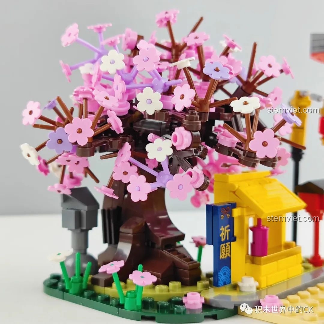 Cận cảnh cây hoa anh đào rực rỡ trong bộ lắp ráp Keeppley K20707.