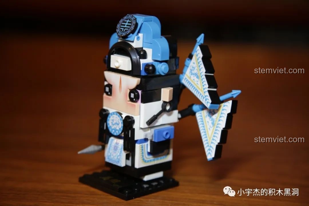 Góc nhìn bên cạnh khác của mô hình CAYI 10021 Tướng quân Mã Siêu, chi tiết giáp và cờ.