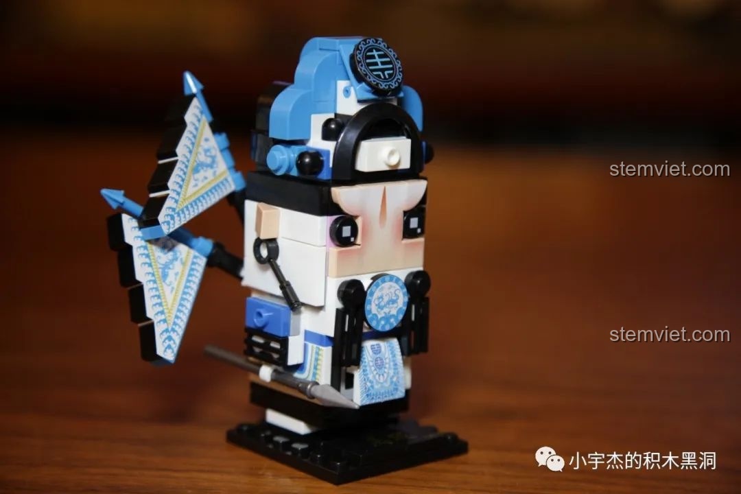 Góc nhìn bên cạnh của mô hình lắp ráp CAYI 10021 Tướng quân Mã Siêu, thể hiện chi tiết vũ khí.