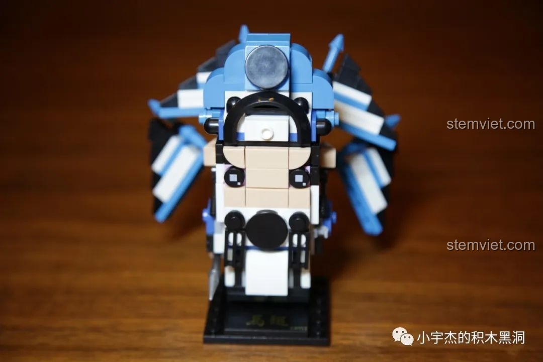 Mô hình CAYI 10021 Tướng quân Mã Siêu đang được lắp ráp, trước khi dán decal, cho thấy các khe hở.