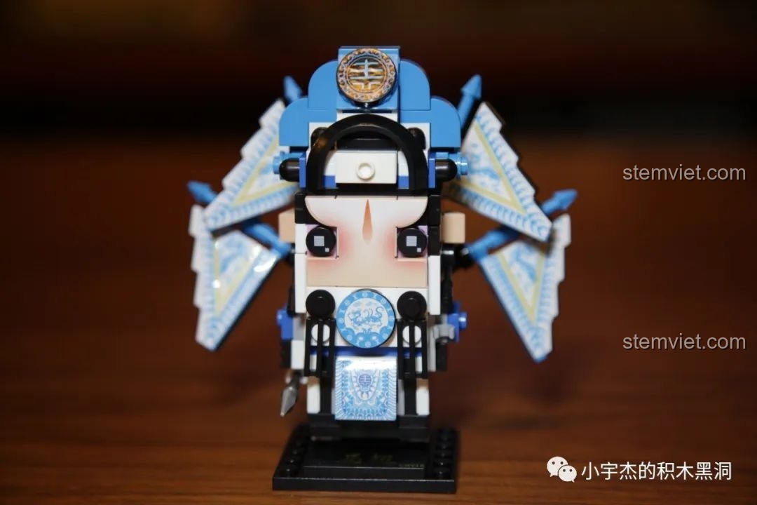 Mô hình CAYI 10021 Tướng quân Mã Siêu sau khi dán decal, các khe hở được che đi, trông hoàn thiện hơn.