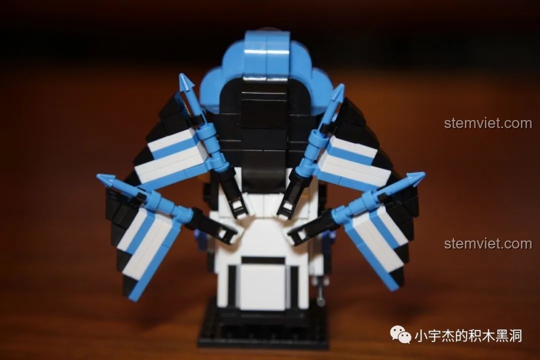 Mặt sau của mô hình lắp ráp CAYI 10021 Tướng quân Mã Siêu, cho thấy cấu trúc và các chi tiết cờ.