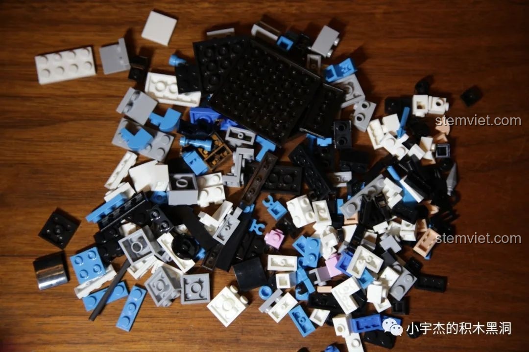 Các mảnh ghép của mô hình CAYI 10021 Mã Siêu được đổ ra, sẵn sàng cho quá trình lắp ráp.