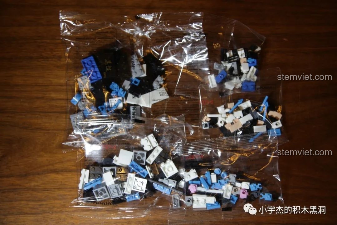 Các túi mảnh ghép của bộ lắp ráp CAYI 10021 Tướng quân Mã Siêu, được đóng gói cẩn thận.