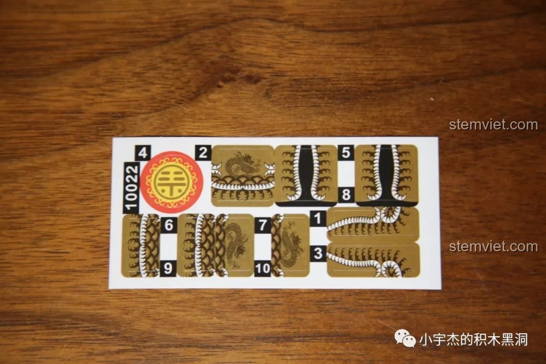 Cận cảnh tờ decal dán của mô hình CAYI 10022 Hoàng Trung, cho thấy chất lượng in và các chi tiết.