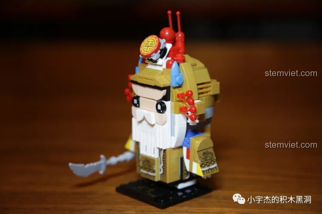 Góc nhìn bên cạnh khác của mô hình CAYI 10022 Hoàng Trung, chi tiết trang phục và vũ khí.