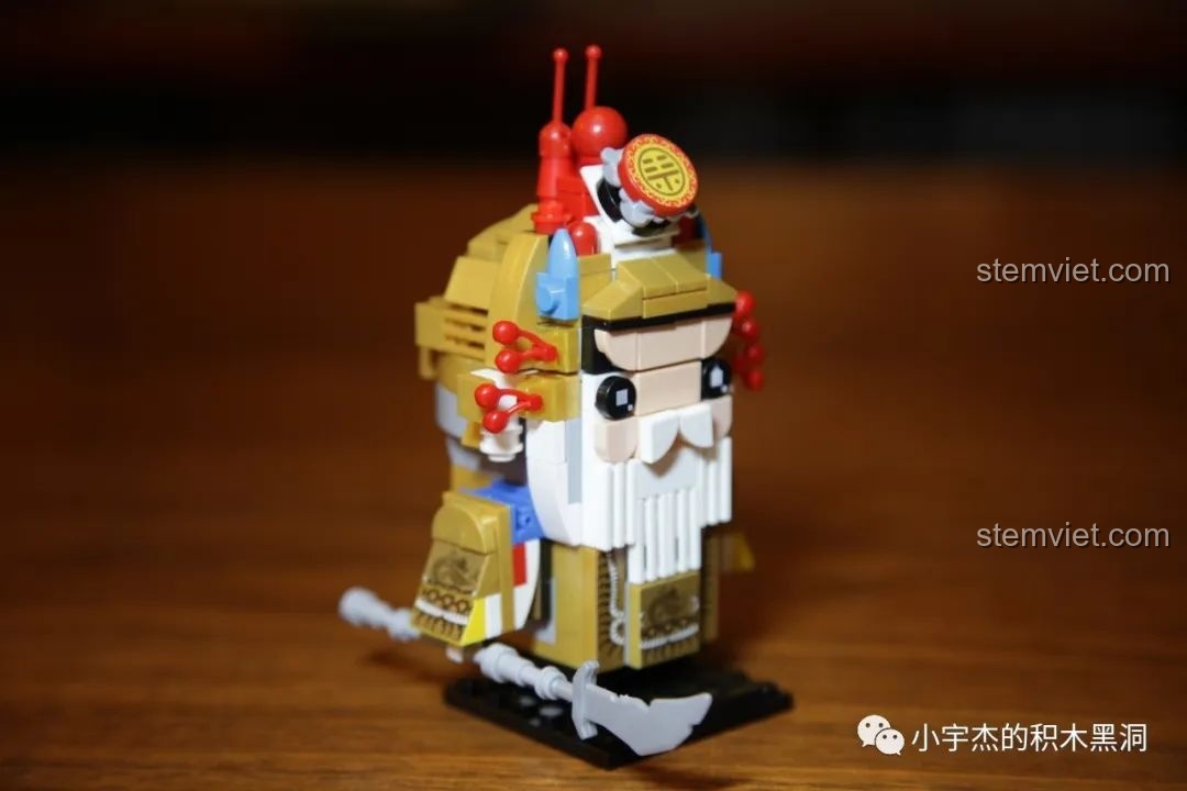 Góc nhìn bên cạnh của mô hình CAYI 10022 Hoàng Trung, thể hiện chi tiết vũ khí và trang phục.