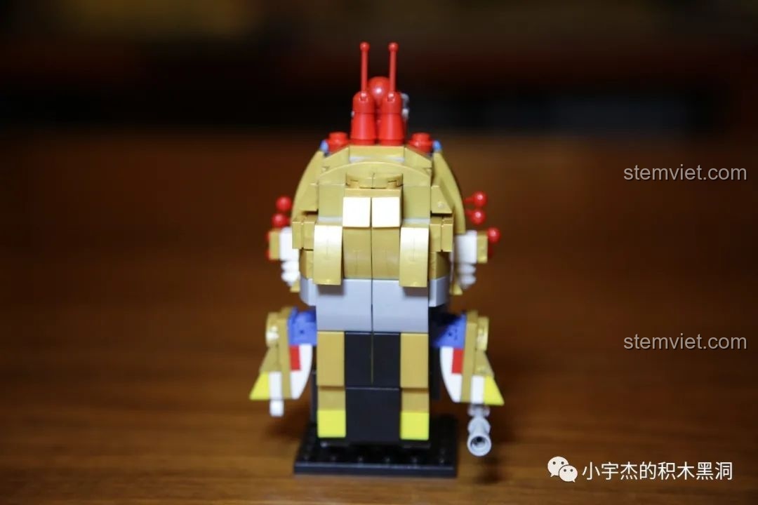 Mặt sau của mô hình lắp ráp CAYI 10022 Hoàng Trung, cho thấy cấu trúc và chi tiết giáp.