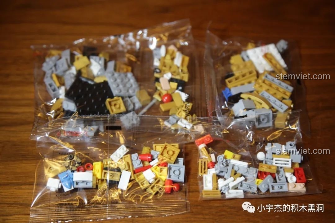 Các túi mảnh ghép của bộ lắp ráp CAYI 10022 Hoàng Trung, được đóng gói riêng biệt.