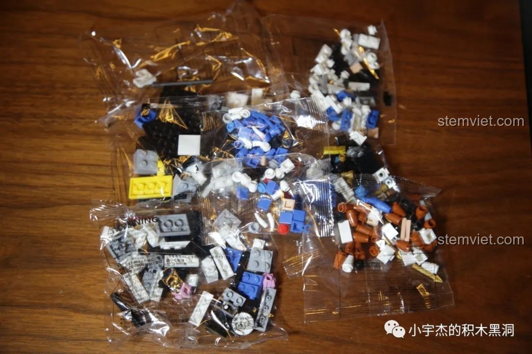 Sách hướng dẫn và tờ decal dán của bộ lắp ráp CAYI 10023 Triệu Vân, với lỗi decal Mã Siêu.