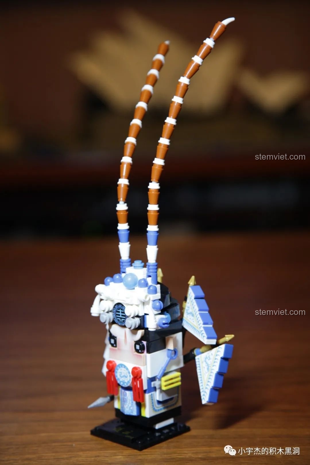 Góc nhìn bên cạnh của mô hình CAYI 10023 Triệu Vân, thể hiện chi tiết vũ khí và trang phục.