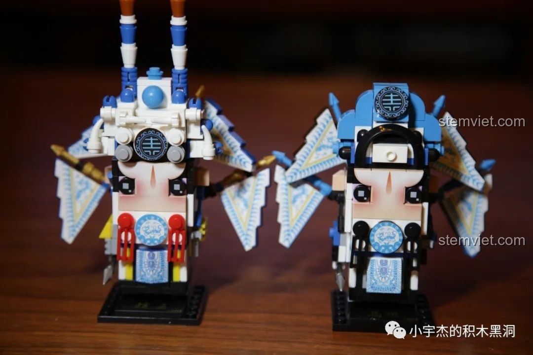 Mặt sau của mô hình lắp ráp CAYI 10023 Triệu Vân, cho thấy cấu trúc và các chi tiết.