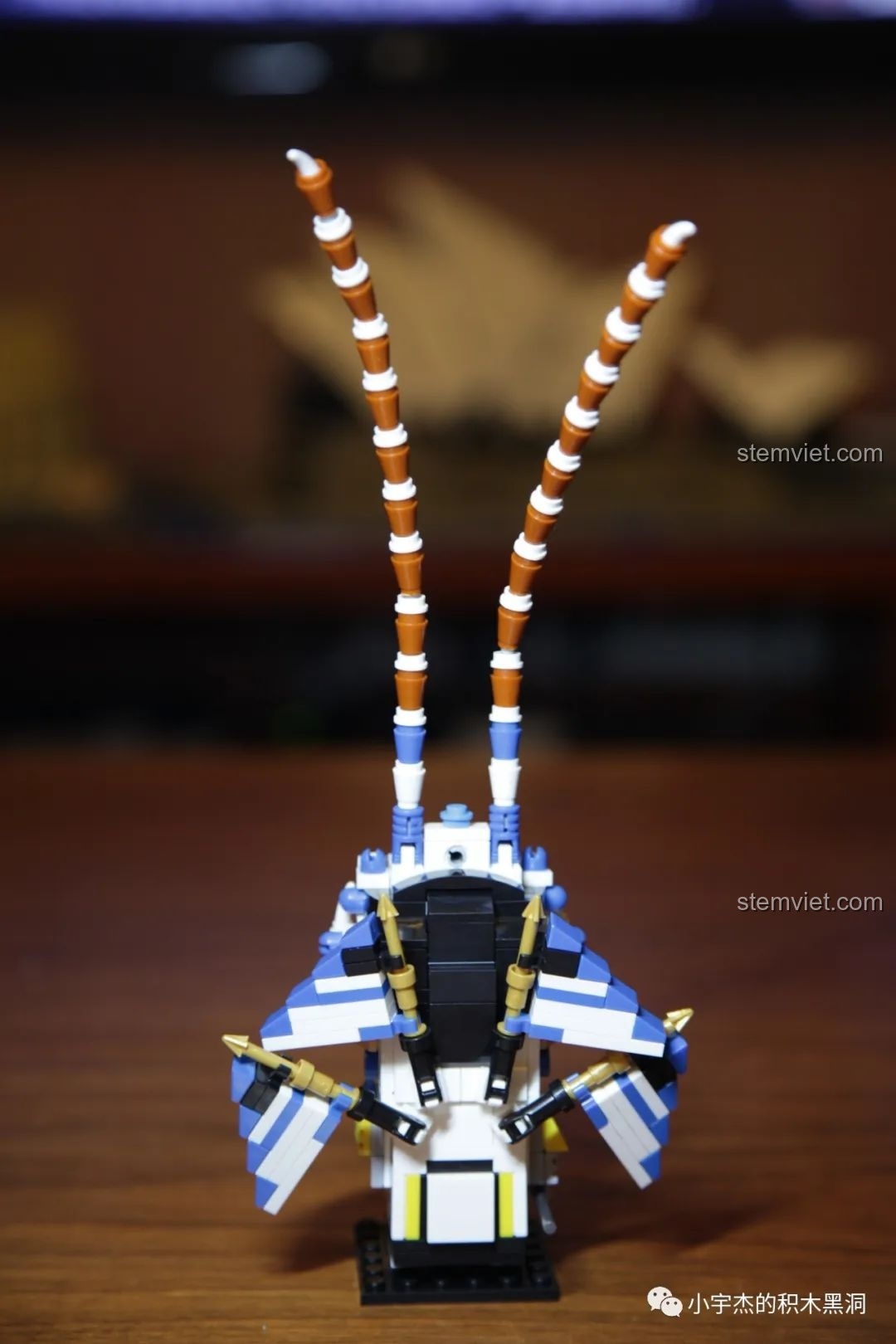 Mô hình lắp ráp CAYI 10023 Triệu Vân hoàn chỉnh, nhìn từ phía trước, với chi tiết lông vũ dài.