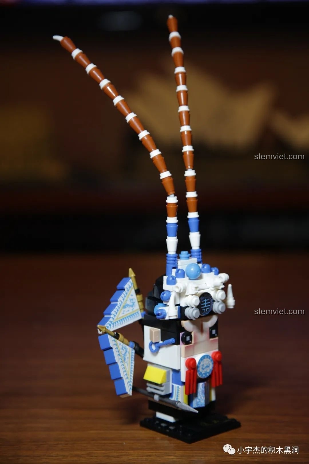 Tấm bảng tên in sẵn của mô hình CAYI 10023 Triệu Vân, một điểm cộng về chi tiết.