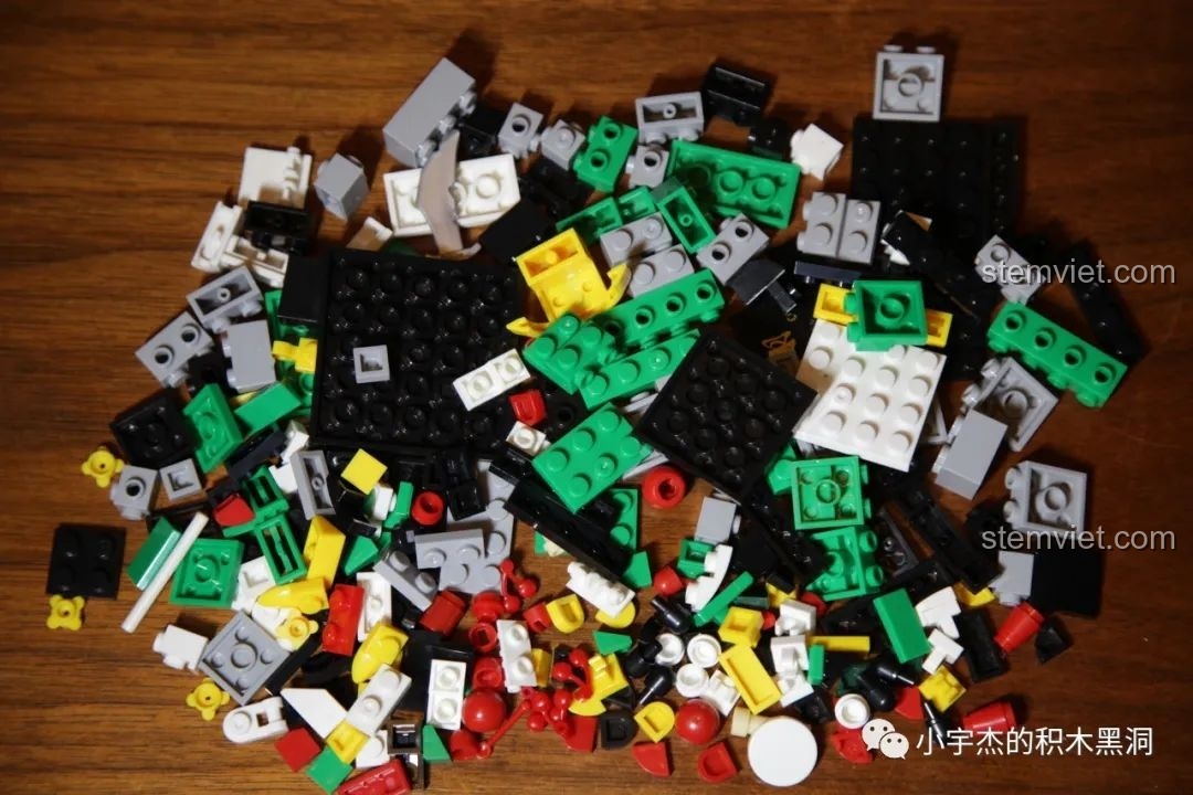 Cận cảnh tờ decal dán của mô hình CAYI 10024 Quan Vũ, cho thấy chất lượng in và các chi tiết.