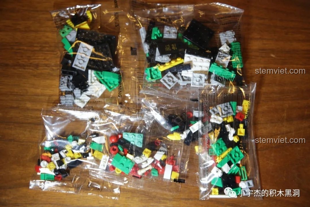 Sách hướng dẫn và tờ decal dán của bộ lắp ráp CAYI 10024 Quan Vũ, chi tiết các bước lắp.