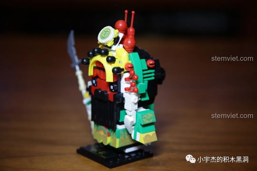 Góc nhìn bên cạnh của mô hình CAYI 10024 Quan Vũ, thể hiện chi tiết vũ khí và trang phục.