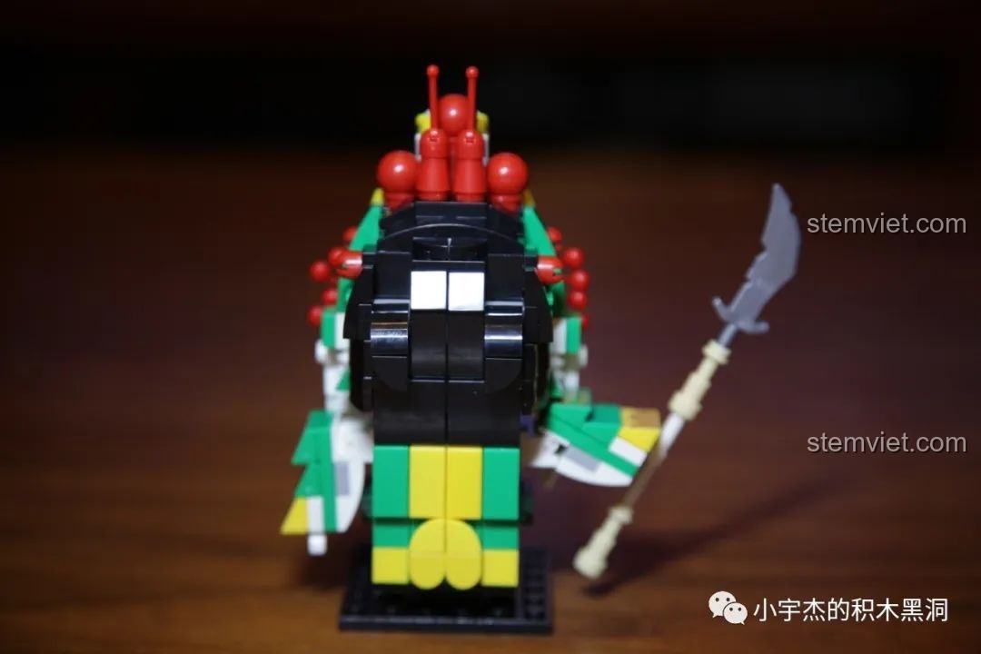 Mô hình lắp ráp CAYI 10024 Quan Vũ hoàn chỉnh, nhìn từ phía trước, với vũ khí đặc trưng.