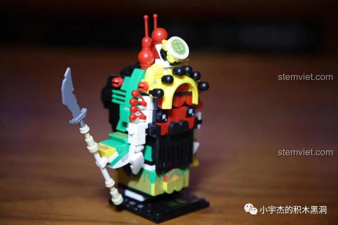 Tấm bảng tên in sẵn của mô hình CAYI 10024 Quan Vũ, với tên nhân vật rõ nét.