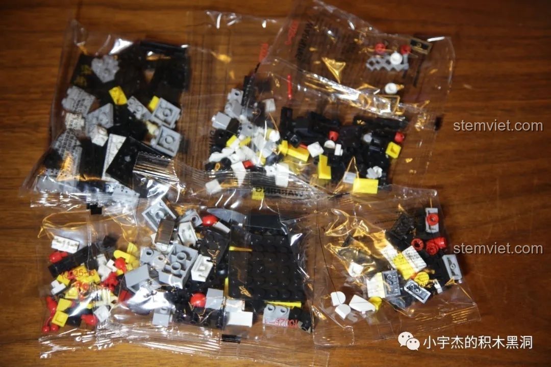 Sách hướng dẫn và tờ decal dán của bộ lắp ráp CAYI 10025 Trương Phi, chi tiết các bước lắp.