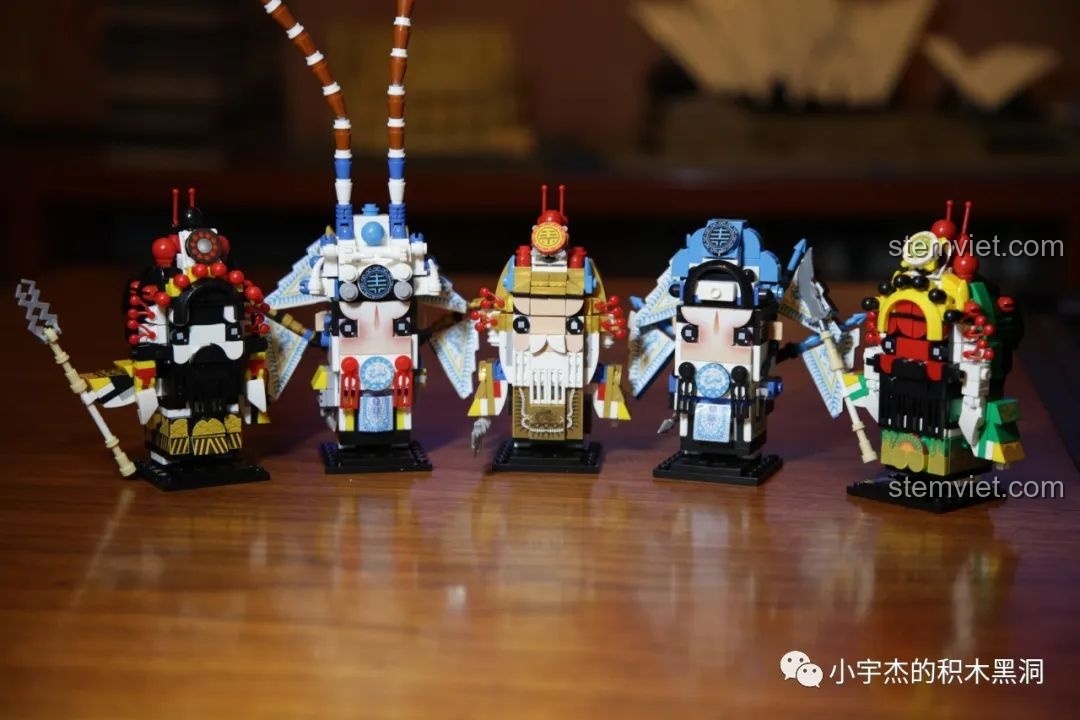 Góc nhìn bên cạnh khác của mô hình CAYI 10025 Trương Phi, chi tiết trang phục và vũ khí.