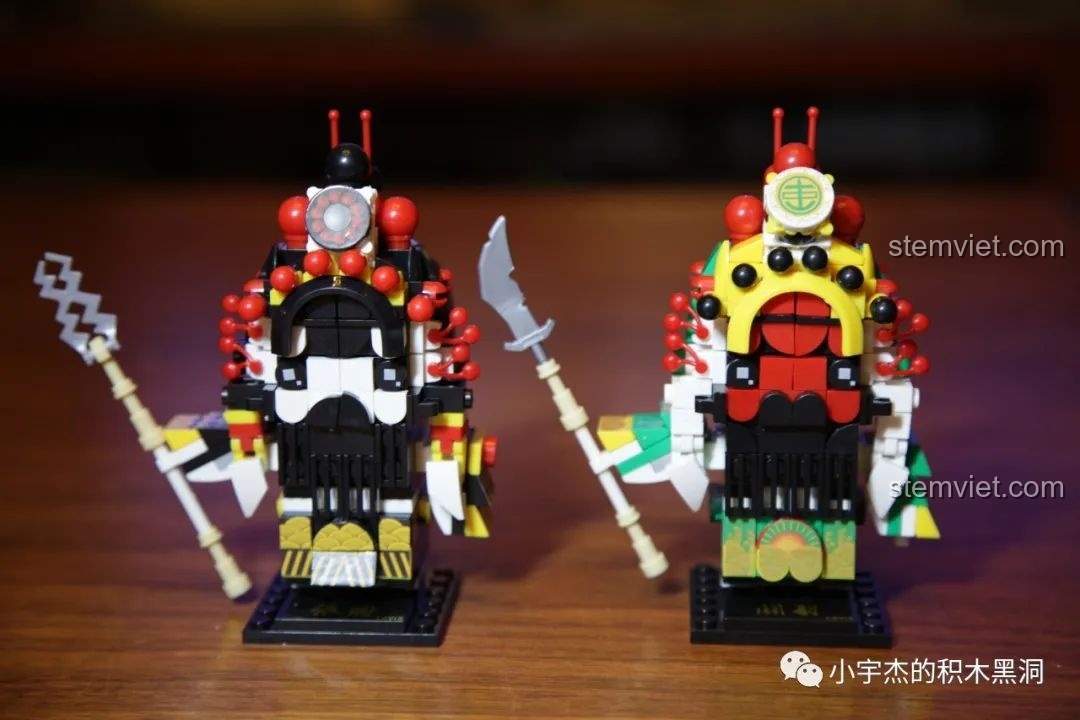 Góc nhìn bên cạnh của mô hình CAYI 10025 Trương Phi, thể hiện chi tiết vũ khí và trang phục.