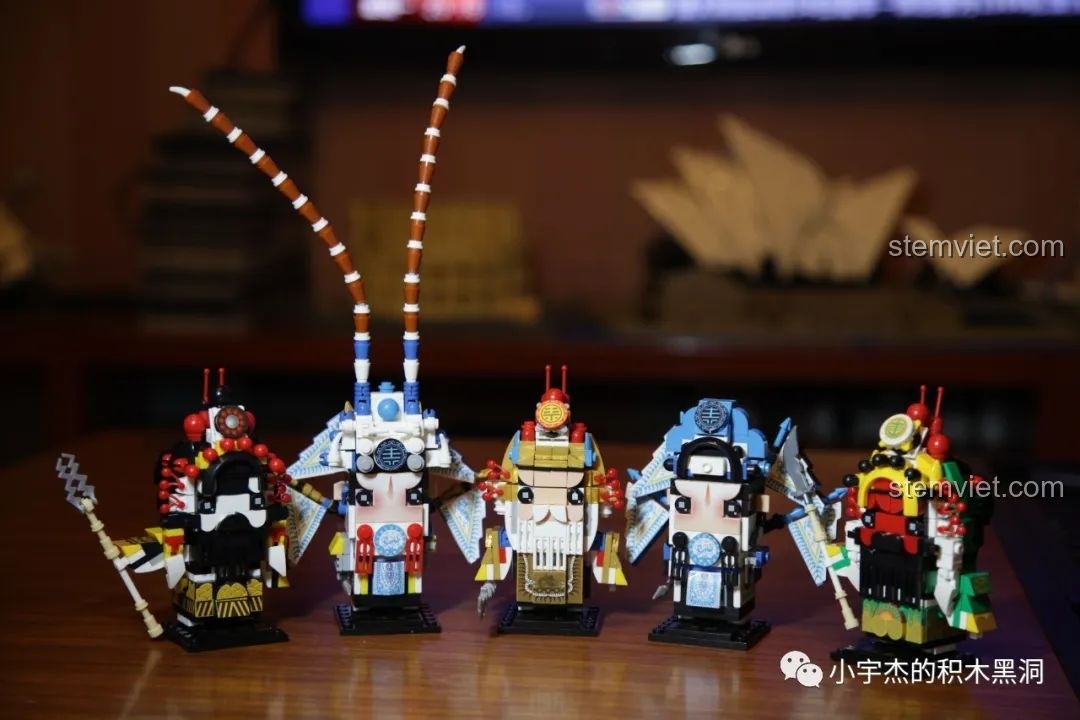 Mặt sau của mô hình lắp ráp CAYI 10025 Trương Phi, cho thấy cấu trúc và các chi tiết.