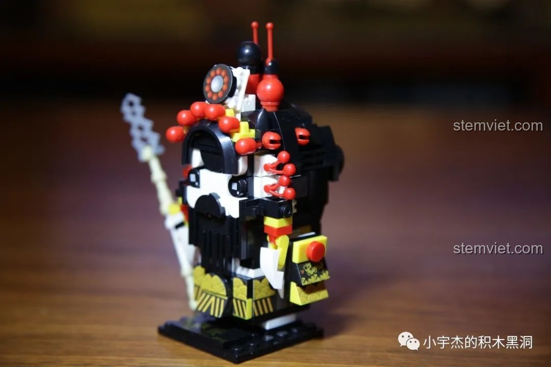 Mô hình lắp ráp CAYI 10025 Trương Phi hoàn chỉnh, nhìn từ phía trước, với vũ khí đặc trưng.