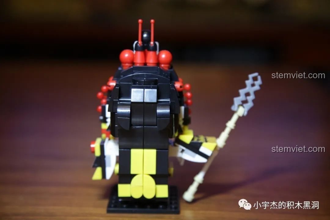 Tấm bảng tên in sẵn của mô hình CAYI 10025 Trương Phi, với tên nhân vật rõ nét.