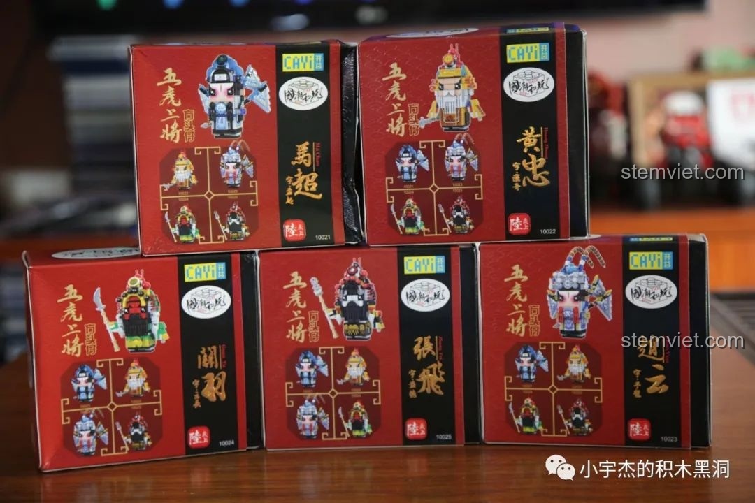 Mặt sau của 5 hộp mô hình lắp ráp CAYI Ngũ Hổ Tướng, hiển thị các chi tiết nhỏ của từng nhân vật.