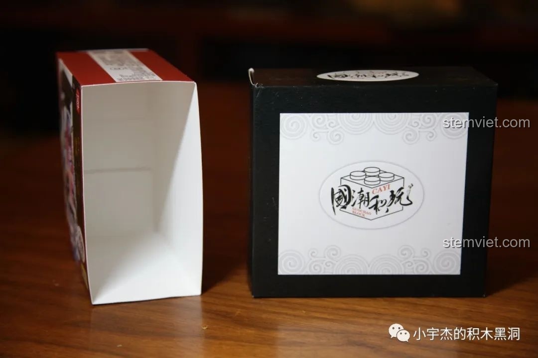 Hộp ngoài và hộp trong của bộ lắp ráp CAYI Ngũ Hổ Tướng, cho thấy cách đóng gói độc đáo.